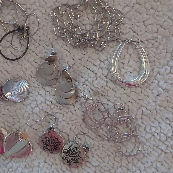 10 pairs of pretty Silverstone earrings - Picture 2 of 4